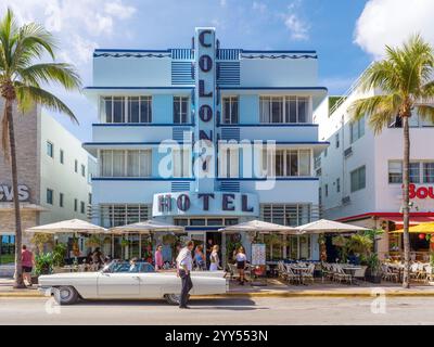 Ocean Drive ist das pulsierende Herz von Miami Beach, berühmt für seine farbenfrohe Art déco-Architektur, lebhafte Atmosphäre und palmengesäumte Straßen. Dieser legendäre Stockfoto