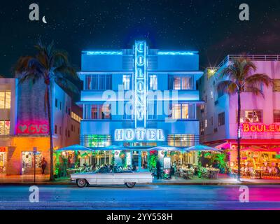 Ocean Drive ist das pulsierende Herz von Miami Beach, berühmt für seine farbenfrohe Art déco-Architektur, lebhafte Atmosphäre und palmengesäumte Straßen. Dieser legendäre Stockfoto