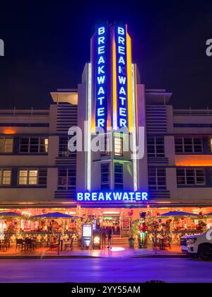 Ocean Drive ist das pulsierende Herz von Miami Beach, berühmt für seine farbenfrohe Art déco-Architektur, lebhafte Atmosphäre und palmengesäumte Straßen. Dieser legendäre Stockfoto