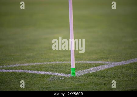Flaggenecke auf dem Fußballfeld. Platz für einen Eckstoß auf einem Fußball. Weiße Linie markiert das Grenzfeld für Fußballspieler. Stockfoto