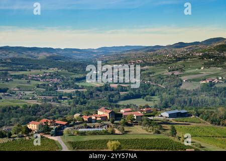 Ländliche Landschaft, Landschaft rund um die Beaujolais-Hügel, Blick von den Glay-Steinbrüchen. Hügel der Provinz Beaujolais und Weinberge Stockfoto