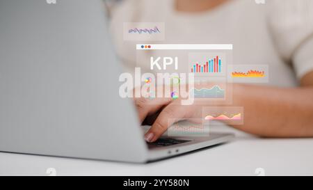 Frauen verwenden Laptops, um Leistungskennzahlen mit verschiedenen Diagrammen und Diagrammen zu analysieren, um Datenanalysen und Leistungsnachverfolgungen darzustellen. KPI, Schlüssel P Stockfoto