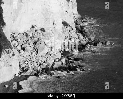 Küste mit Rockfalls, Black and White Landscape of the White Cliffs of Dover, Dover, England, UK, GB. Stockfoto