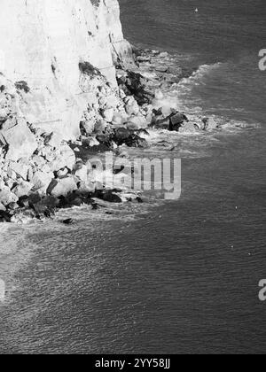 Küste mit Rockfalls, Black and White Landscape of the White Cliffs of Dover, Dover, England, UK, GB. Stockfoto