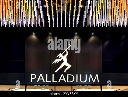 Eingang und Logo des Einkaufszentrums Palladium in der Náměstí Republiky (Platz der Republik), Prager Stadtzentrum, Tschechien Stockfoto