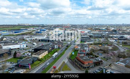 Rennes (Bretagne, Nordwestfrankreich): Luftaufnahme des Industriegebiets „ZI Ouest - Route de Lorient“. Landschaft der Stadteingänge mit zahlreichen Stockfoto
