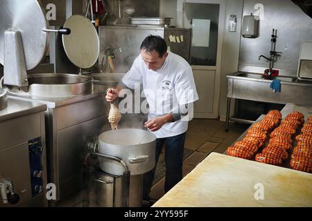 Castelnau-de-Médoc (Südwestfrankreich): Delikatessen ‚Le grenier médocain‘ im Besitz des Metzgers Cyril Gassian. Produktion und Vertrieb. Le Grenier Médocai Stockfoto