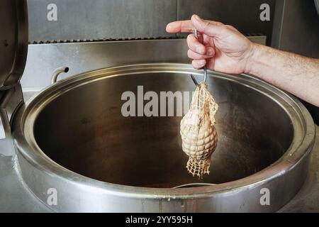 Castelnau-de-Médoc (Südwestfrankreich): Delikatessen ‚Le grenier médocain‘ im Besitz des Metzgers Cyril Gassian. Produktion und Vertrieb. Le Grenier Médocai Stockfoto