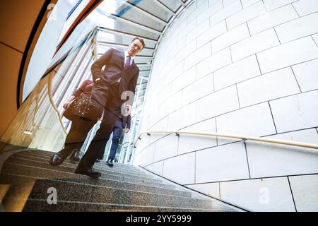 Düsseldorf, Deutschland. Dezember 2024. Hendrik Wüst (CDU), Ministerpräsident von Nordrhein-Westfalen, kommt eine Treppe hinunter, um im landtag das "Friedenslicht von Bethlehem" zu empfangen. Quelle: Christoph Reichwein/dpa/Alamy Live News Stockfoto