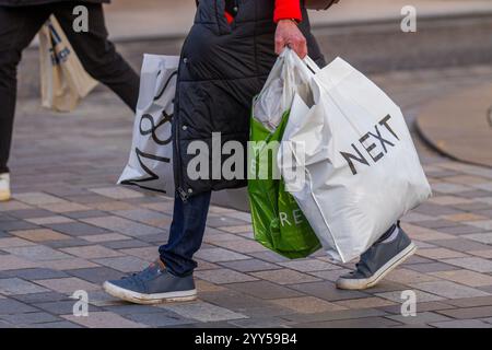 Als Nächstes werden M&S Tragetaschen in Preston, Lancashire, Großbritannien, angeboten. Dezember 2024; UK Wetter Ein sonniger Tag für Käufer im Stadtzentrum. Shop, Shop, Shop ist an der Tagesordnung mit 5 Einkaufstagen bis Weihnachten. Ein fortgesetztes Vertrauen in die Straßen, auch wenn Online-Shopping die Weihnachtszeit für den Kauf von Weihnachtsgeschenken dominiert und Credit: MediaWorldImages/AlamyLiveNews präsentiert Stockfoto