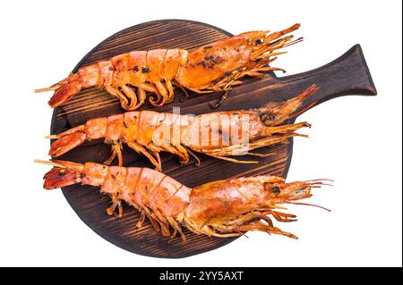 Spieße mit gegrillten roten argentinischen Garnelen Langostino Austral isoliert auf weißem Hintergrund. Draufsicht. Stockfoto