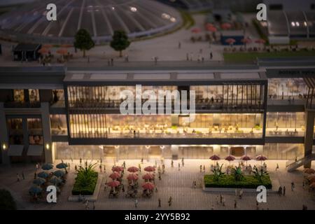Maßstabsgetreues Modell einer Stadt, die das CBD mit modernen Wolkenkratzern und hoher Geschäftsarchitektur zeigt. Stadtmaquette. Neubauprojekt. Uferpromenade Stockfoto