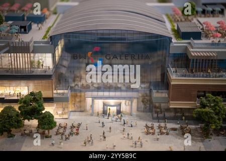 Maßstabsgetreues Modell einer Stadt, die das CBD mit modernen Wolkenkratzern und hoher Geschäftsarchitektur zeigt. Stadtmaquette. Neubauprojekt. Uferpromenade Stockfoto