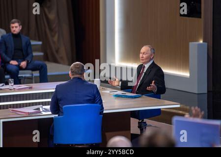 Moskau, Russland. Dezember 2024. Der russische Präsident Wladimir Putin (R) spricht während seiner jährlichen Pressekonferenz in Moskau, Russland, 19. Dezember 2024. Putin hielt am Donnerstag seine jährliche Pressekonferenz mit einer „Direct Line“-Frage- und Antwortsitzung in Moskau ab. Quelle: Cao Yang/Xinhua/Alamy Live News Stockfoto