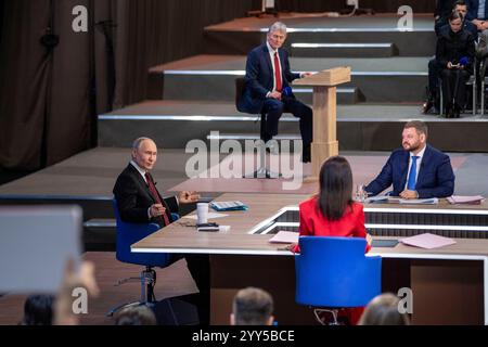 Moskau, Russland. Dezember 2024. Der russische Präsident Wladimir Putin (L) spricht während seiner jährlichen Pressekonferenz in Moskau, Russland, 19. Dezember 2024. Putin hielt am Donnerstag seine jährliche Pressekonferenz mit einer „Direct Line“-Frage- und Antwortsitzung in Moskau ab. Quelle: Cao Yang/Xinhua/Alamy Live News Stockfoto