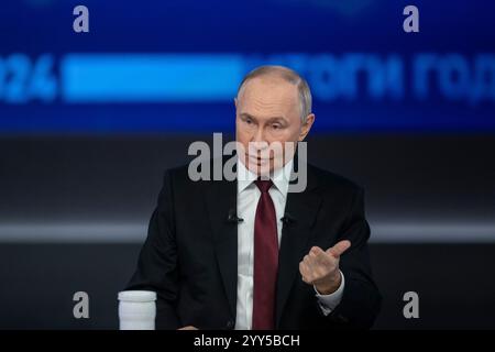 Moskau, Russland. Dezember 2024. Der russische Präsident Wladimir Putin spricht während seiner jährlichen Pressekonferenz am 19. Dezember 2024 in Moskau. Putin hielt am Donnerstag seine jährliche Pressekonferenz mit einer „Direct Line“-Frage- und Antwortsitzung in Moskau ab. Quelle: Cao Yang/Xinhua/Alamy Live News Stockfoto