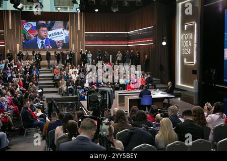 Moskau, Russland. Dezember 2024. Ein Korrespondent der Nachrichtenagentur Xinhua stellt während seiner jährlichen Pressekonferenz in Moskau am 19. Dezember 2024 eine Frage an den russischen Präsidenten Wladimir Putin. Der russische Präsident Wladimir Putin sagte am Donnerstag auf der jährlichen Pressekonferenz, dass die Beziehungen zwischen Russland und China aufgrund des hohen Vertrauens zwischen beiden Ländern ein beispielloses Niveau erreicht haben. Die beiden Länder hätten auf der internationalen Bühne immer gemeinsam gehandelt, als sie eine Frage von Xinhua beantworteten. Quelle: Bai Xueqi/Xinhua/Alamy Live News Stockfoto