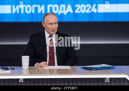 Moskau, Russland. Dezember 2024. Der russische Präsident Wladimir Putin beantwortet eine Frage eines Korrespondenten der Nachrichtenagentur Xinhua während seiner jährlichen Pressekonferenz am 19. Dezember 2024 in Moskau. Der russische Präsident Wladimir Putin sagte am Donnerstag auf der jährlichen Pressekonferenz, dass die Beziehungen zwischen Russland und China aufgrund des hohen Vertrauens zwischen beiden Ländern ein beispielloses Niveau erreicht haben. Die beiden Länder hätten auf der internationalen Bühne immer gemeinsam gehandelt, als sie eine Frage von Xinhua beantworteten. Quelle: Bai Xueqi/Xinhua/Alamy Live News Stockfoto