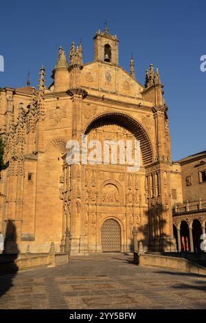 Kirche und Kloster San Esteban bei Sonnenuntergang in der Altstadt von Salamanca, Weltkulturerbe, Castilla y Leon, Spanien. Stockfoto