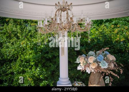 Kristallleuchter im luxuriösen Stil, hängt auf der Außenterrasse im Hof. Wunderschöne klassische Deckenleuchten und Kristalle aus nächster Nähe. Stockfoto