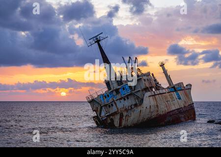 Blick auf den Sonnenuntergang des Schiffswracks von Edro III in Seacaves, Peiya, Zypern Stockfoto