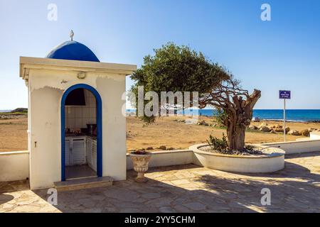 Kleines Gebäude zum Spenden und Anzünden einer Kerze in der Kirche des Heiligen Nikolaus (Agios Nikolaos) in Paphos, Zypern Stockfoto