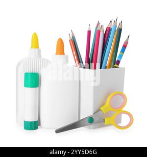 Verschiedene Arten von Klebstoff, Bleistiften und Scheren isoliert auf weiß Stockfoto