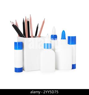 Verschiedene Arten von Klebstoff und Bleistiften isoliert auf weiß Stockfoto
