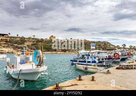 Fischerboote liegen im Hafen von Agios Georgios (St. Georges) auf der Halbinsel Akamas, Zypern Stockfoto