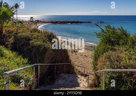 Es geht weiter zum beliebten Strand Vrisoudia ΙΙ entlang der Küstenpromenade in Paphos, Zypern Stockfoto