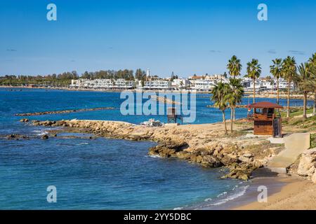 Blick in Richtung Kato Paphos Uferpromenade vom SODAP Beach, Paphos, Zypern Stockfoto
