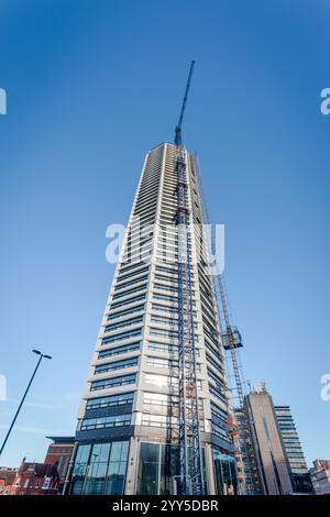Das Octagon ein achteckiges Wohngebäude im Bau, das erste in der Welt, Birmingham, Großbritannien, 2024 Stockfoto
