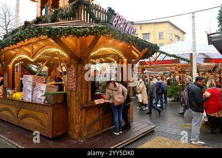 Imbissstand draußen auf dem Bristol Christmas Market in Broadmead, Großbritannien Stockfoto