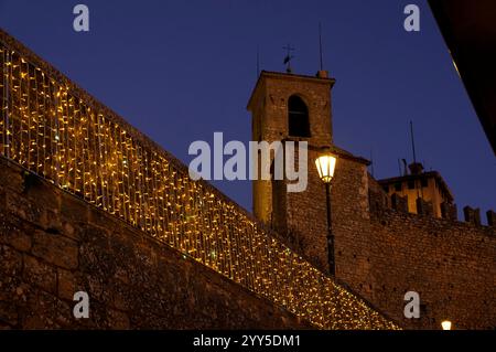 Luci natalizie nel Centro Storico di San Marino Stockfoto