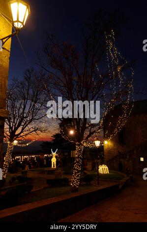 Luci natalizie nel Centro Storico di San Marino Stockfoto