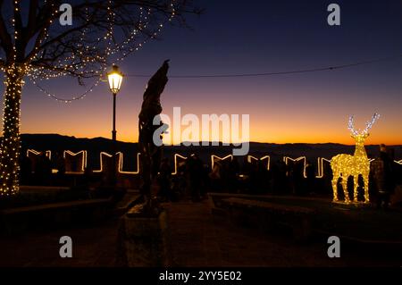 Luci natalizie nel Centro Storico di San Marino Stockfoto