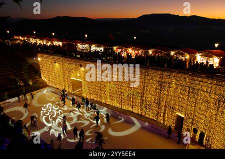 Pista di pattinaggio sul ghiaccio nei mercatini di Natale a San Marino Stockfoto