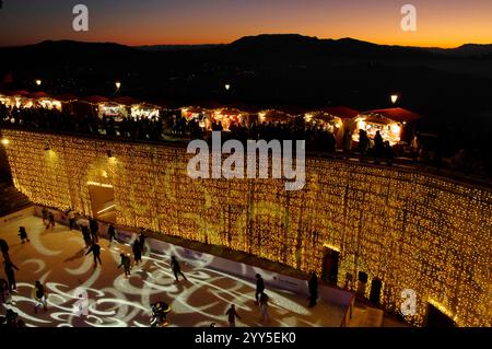 Pista di pattinaggio sul ghiaccio nei mercatini di Natale a San Marino Stockfoto