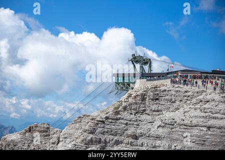 Seilbahnstation Sass Pordoi auf dem Berggipfel, Dolomiten, Italien Stockfoto