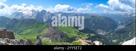 Panoramablick auf das wunderschöne Tal von der Spitze der Seilbahnstation Sass Pordoi, Dolomiten, Italien, Kopffoto Stockfoto