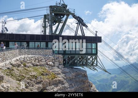 Seilbahnstation Sass Pordoi auf dem Berggipfel, Dolomiten, Italien Stockfoto