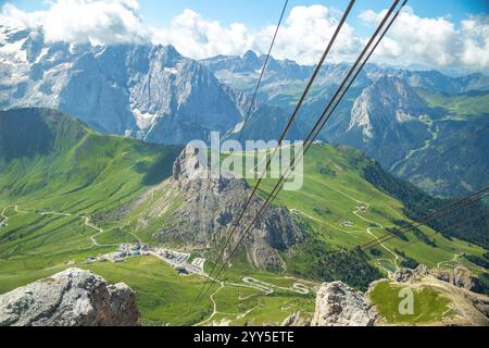 Blick von der Seilbahnstation Sass Pordoi, die malerische Bergsicht mit Seilen, Dolomiten, Italien Stockfoto