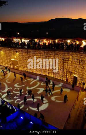 Pista di pattinaggio sul ghiaccio nei mercatini di Natale a San Marino Stockfoto