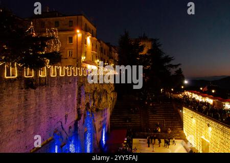 Pista di pattinaggio sul ghiaccio nei mercatini di Natale a San Marino Stockfoto