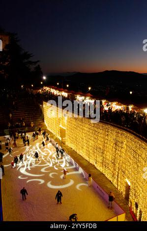 Pista di pattinaggio sul ghiaccio nei mercatini di Natale a San Marino Stockfoto