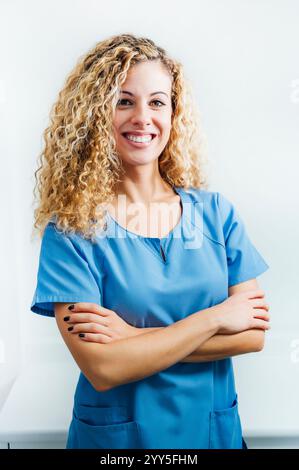 Ärztin in blauer Uniform Stockfoto