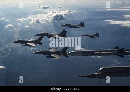 Drei F-15K Slam Eagle-Flugzeuge der Republik Korea und zwei F-16 Falcon-Kampfflugzeuge der US Air Force fliegen vor der Durchführung in Formation Stockfoto