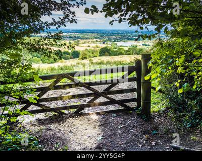 Der Blick vom Cotswold Way über Great Witcombe und Witcombe Waters in der Nähe von Birdlip, Gloucestershire. Stockfoto