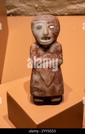 Mexiko-Stadt, Mexiko 12. November 2024: Anthropomorphe Figuren im Templo Mayor Museum in Mexiko-Stadt. Stockfoto