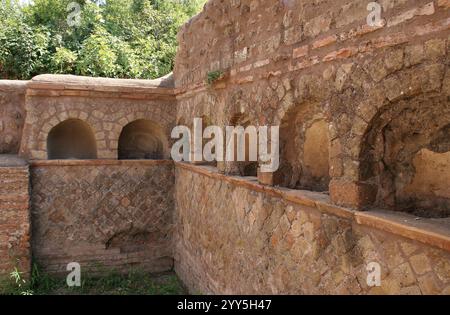 Römische Kunst. Ostia Antica. Hafenstadt des antiken Roms. Kolumbarium mit Nischen für Urnen. Italien. Europa. Stockfoto